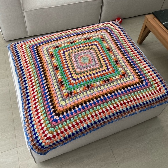 SOLD Vintage granny Crochet blanket - Picture 2 of 3